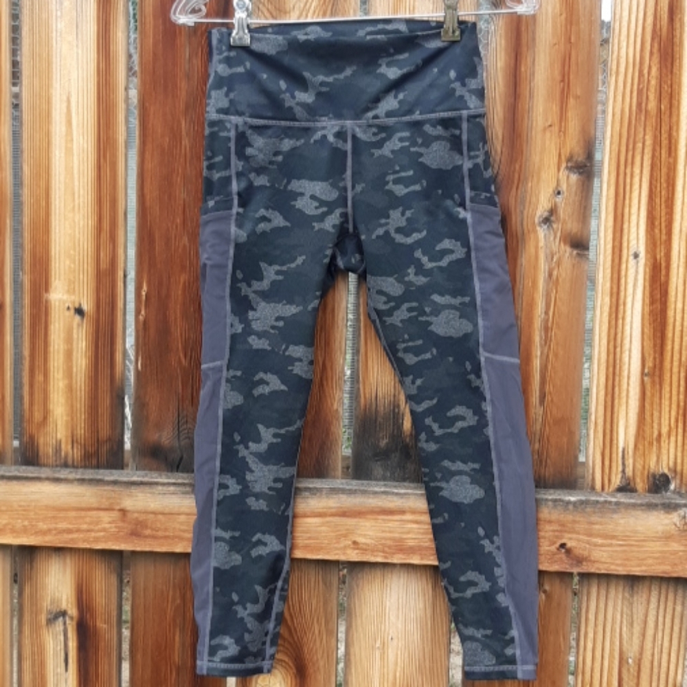Fabletics cropped camo leggings w/ mesh pockets